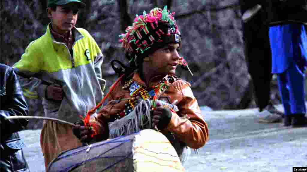 کیلاش کے مکین مذہبی رسومات ادا کرتے ہیں۔ ان رسومات ميں سے ايک 'شارابيريک' رسم ہے جس میں لوگ اپنے گھروں ميں آٹے سے مختلف اشيا، جیسے مارخور، گائے، بزرگوں کی نشانياں اور ديگر اشيا بنانے کے بعد اُنہیں دھوپ ميں رکھتے ہیں اور تياری مکمل ہونے پر اُنھيں اپنے عزيز و اقارب کو بطور تحفہ دے دیتے ہیں۔