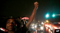 تظاهرات مردم شهر فرگوسن در اعتراض به کشتن مایکل براون ابه رغم اعلام مقررات منع عبور و مرور ادامه دارد - ایالت میزوری، 