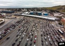 汽车在南加州圣伊西德罗过境点排队，准备从墨西哥的蒂华纳进入美国的圣迭戈(2019年4月4日资料照)