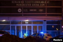 Polisi terlihat tengah memperketat keamanan di sekitar Manchester Arena, kawasan utara Inggris, lokasi konser artis penyanyi AS Ariana Grande menggelar konser di Manchester, Inggris, 23 Mei 2017. (REUTERS/Jon Super)