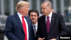 Presiden AS Donald Trump dan Presiden Turki Tayyip Erdogan saat bertemu di sela KTT NATO di Brussels, Belgia 11 Juli lalu (foto: dok). 