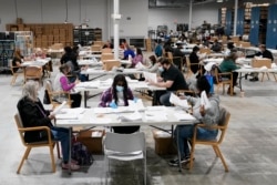 位於美國佐治亞州勞倫斯維爾的一處大選選務中心，工作人員在清點票數(2020年11月6日)