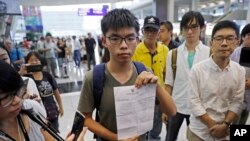 Aktivis demokrasi Hong Kong, Joshua Wong menunjukkan surat penolakan memasuki Thailand dari Dinas Imigrasi Thailand, setiba di bandara Hong Kong, Rabu (5/10).