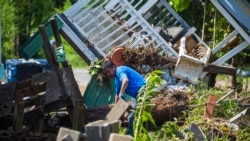 Stanovnik Norporta u Alabami raščišćava ruševine svoje kuće posle velikih poplava u subotu uveče.