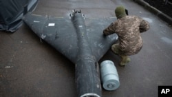 Украинский военный осматривает сбитый беспилотник типа «Шахед», ноябрь 2024 года