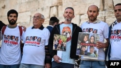 Rođaci civila koje je oteo Hamas 7. oktobra, pred Zidom plača u Jerusalimu (Foto: Yuri CORTEZ/AFP)