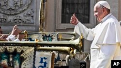 Papa Franja stiže na misu u Vatikanu, 24. april 2019.