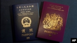 资料照：香港特别行政区护照（左）和英国国民（海外）护照（即BNO护照）