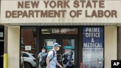 资料照片:纽约州的州劳工部在纽约皇后区的办事处。