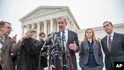 Qonunni taqid qilgan Abigeyl Fisher advokati bilan norozilik namoyishida. 