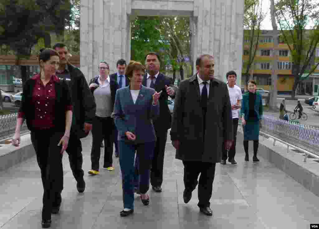 Xo'janddagi Amerika burchagida elchi janoblari yoshlarga Amerika hukumati tortig'i, zamonaviy kompyuterlarni topshirdi