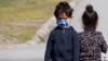 Arhiva - Izbeglička deca nose maske kako bi se zaštitila od Kovida 19, dok se igraju tokom akcije vakcinacije u izbegličkom centru "Krnjača" kraj Beograda, Srbija, 26. marta 2021.