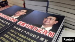 2010年6月29日在香港一家书店里出售的《李鹏六四日记真相》。