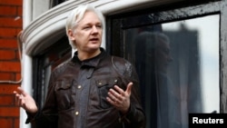 FOTO ARSIP – Pendiri WikiLeaks, Julian Assange, tampak di balkon Kedubes Ekuador di London, Inggris, 19 Mei 2017 (foto: Reuters/Neil Hall/Foto Arsip)