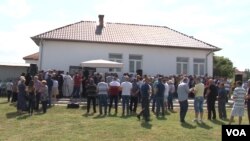 Parastos u Starom Gracku kod Lipljana povodom 20 godina od ubistva 14 žetelaca iz tog sela (Foto: VOA)