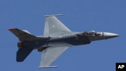 Američki mlazni avion F16 izvodi akrobacije poslednjeg dana Aero India 2019. u vazduhoplovnoj bazi u Bengaloru. 24. februar, 2019. (Foto: AP/Aijaz Rahi)