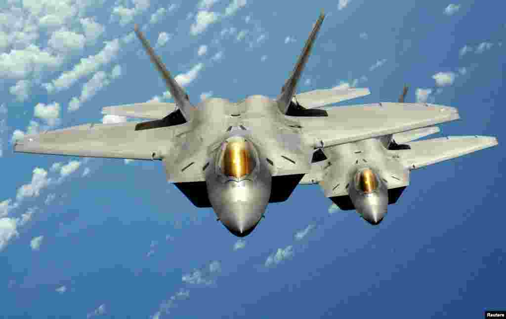 Винищувачі F-22 "Раптор" є найдосконалішими в арсеналі США. 23-го вересня їх вперше використано у бойовій операції. 