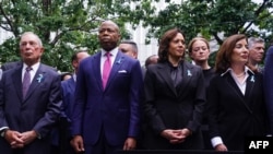 Bivši gradonačelnik Njujorka Majkl Blumberg, sadašnji Erik Adams, potpredsednica SAD Kamala Haris i guvernerka Keti Hokul na ceremoniji u Njujorku