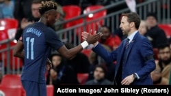 Le sélectionneur de l'Angleterre Gareth Southgate (D) et le joueur Tammy Abraham lors d’un match amical contre l’Allemagne à Wembley, Londres, 10 novembre 2017.