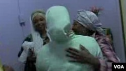 Jemaah wanita Masjid Muhammad saling menyapa di ruang khusus wanita masjid ini.