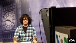 بابک انوری در استودیوی صدای آمریکا در لندن