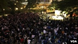 逾千民众11月10日晚聚集在香港遮打花园，为去世的香港科技大学学生周梓乐举行祷告会