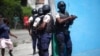 Naoružani policajci tokom potrage za osumnjičenima za ubistvo predsednika Haitija Žovanela Moiza, u Port-o-Prensu, 8. jula 2021.
