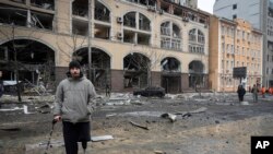 Колишній солдат біля будівлі, зруйнованої атаками Росії на Києв, 20 грудня 2024 р. AP Photo/Efrem Lukatsky