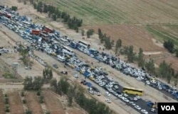 ماموران انتظامی راه ورود خودروها را بستند و مردم دور تر از مقبره ماشین ها را پارک کردند.