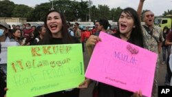 Para aktivis LGBT melakukan unjuk rasa menentang revisi KUHP dalam aksi di luar gedung DPR di Senayan, Jakarta, Senin (12/2). 