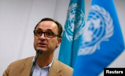 U.N. special envoy of the Special Representative of the Secretary-General for Children and Armed Conflict retired General Patrick Cammaert speaks to reporters in Sri Lanka, Dec.11, 2009.