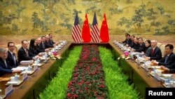 U.S. Treasury Secretary Steven Mnuchin, 2nd from left, U.S. Trade Representative Robert Lighthizer, 3rd from left, and Chinese Vice Premier Liu He, 2nd from right, attend the opening session of trade negotiations at the Diaoyutai State Guesthouse in Beijing, Feb. 14, 2019. 