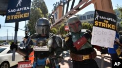 Štrajk glumaca ispred studija Diznija u Kaliforniji (Foto: Richard Shotwell/Invision/AP)
