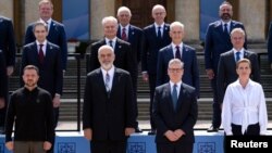 英国首相斯塔默（前右二）与乌克兰总统泽连斯基（前左一）在英国牛津附近的布伦海姆宫与欧洲领导人一起出席欧洲政治共同体峰会。（2024年7月18日）