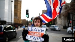 Seorang pengunjuk rasa pro-Brexit berdiri di luar Gedung Parlemen di London, Inggris, 7 Februari 2019 (foto: Reuters/Henry Nicholls)