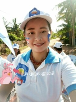 រូបឯកសារ៖ អ្នកស្រី​ ឡាញ់ ថាវរី ​ដែល​ជា​អតីត​សកម្មជន​គណបក្ស​សង្គ្រោះ​ជាតិ​និង​ជា​អតីត​មេឃុំ​ឫស្សី​ក្រោក ​ ស្រុក​មង្គល​បុរី​ ខេត្ត​បន្ទាយ​មានជ័យ។ (Facebook / Lanh Thavry)