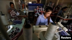 រូបឯកសារ៖ កម្មការនីកំពុង​ធ្វើការ​នៅ​ក្នុង​រោងចក្រ​កាត់ដេរ​មួយនៅ​រាជធានី​ភ្នំពេញ កាលពីថ្ងៃទី២៨ ខែមីនា ឆ្នាំ២០១៦។