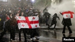 Правоохоронці застосовують водомети біля парламенту Грузії, щоб розігнати протест прихильників проєвропейського курсу країни, котрі вийшли на вулиці проти рішення нового уряду призупинити переговори про вступ до ЄС до 2028 року. REUTERS/Irakli Gedenidze