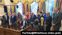 2025年11月17日，在白宫椭圆形办公室，唐纳德·特朗普总统与白宫2026年国际足联世界杯工作组举行会晤。