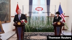마이크 폼페오 미 국무장관과 레트노 마루스디 인도네시아 외무장관이 28일 자카르타에서 공동 기자회견을 하고 있다.