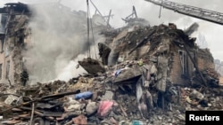 俄罗斯对乌克兰顿涅茨克地区新罗迪夫卡镇发动袭击。乌克兰救援人员在一处被导弹击毁的住宅楼展开救援。（2023年11月30日）