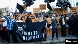 Puluhan mahasiswa, aktivis, dan wartawan turun ke jalan-jalan untuk memrotes hukuman penjara tujuh tahun terhadap dua wartawan Reuters di Rangoon, Myanmar hari Minggu (16/9).