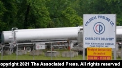 کامیون‌های تانکر نزدیک در ورودی شرکت خط لوله کولونیال پارک کرده اند - ۱۲ مه ۲۰۲۱