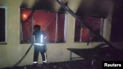 Pipadnici hitnih službi rade na mestu udara ruskog drona na lokaciji označenoj kao Odesa, u Ukrajini, na fotografiji koju su Odbrambene snage južne Ukrajine objavile 5. marta 2024.