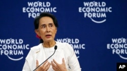 Pemimpin de facto Myanmar, Aung San Suu Kyi, tdi Forum Ekonomi Dunia di National Convention Center, Hanoi, Vietnam, 13 September 2018. (Foto: dok).