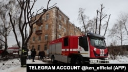 Пожарная машина возле места удара одного из дронов в Казани