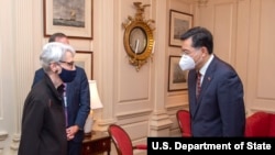 美国常务副国务卿谢尔曼曾在2021年8月12日会晤中国新任驻美大使秦刚。(图片来自谢尔曼副国务卿的推特账户)
