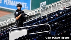 ARHIVA - Policijska kontrola na bejzbol stadionu u američkoj prestonici Vašingtonu (Foto: Reuters/Brad Mills-USA Today Sports)