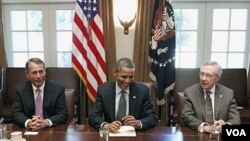 Presiden Obama (tengah) dan pimpinan Kongres AS belum mencapai kesepakatan soal kenaikan pagu utang.