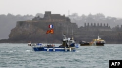 Kapal-kapal nelayan Prancis melakukan protes di depan pelabuhan Saint Helier terkait restriksi penangkapan ikan di perairan Inggris pasca Brexit, Kamis (6/5). 